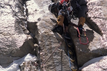 Marcelo Santos no esticão 25 da Trango Tower. Foto de Waldemar Niclevicz.