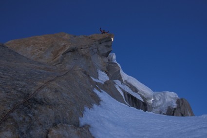 Marcelo Santos vibra ao chegar no cume da Trango Tower. Foto de Waldemar Niclevicz.