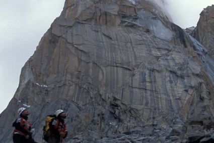 Marcelo e Irivan ante a grandeza da Trango Tower