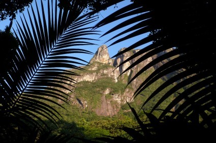 “Lar doce lar”, o Pico do Marumbi nesses dias de inverno, rasgando a Floresta Atlântica com a sua imponência!