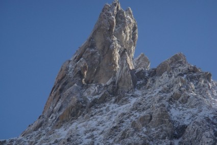 Na crista da esquerda, bem no meio, dois alpinistas no Dente del Gigante. Foto de WN.