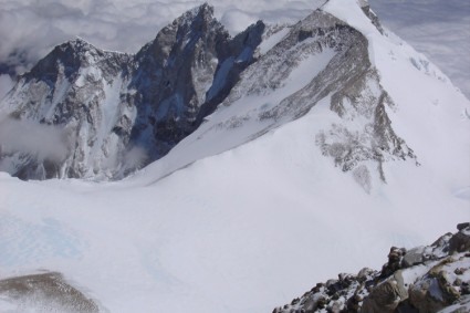 Chegando na crista do cume do Makalu. Foto de Waldemar Niclevicz.