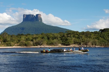 Navegando no rio Carrao, rumo ao Salto Angel, Venezuela. Foto de Waldemar Niclevicz.