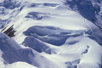 Waldemar Niclevicz em 1989 no Illimani, próximo de Nido de Condores, lugar em que atualmente dificilmente há neve, efeito do aquecimento global. Foto de Marcelo Aguiar.