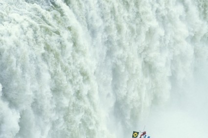 Waldemar Niclevicz em tirolesa nas Cataratas do Iguaçu. Foto de Zig Koch.