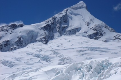 O Mont Aspiring visto do Bevan Col, a escalada foi feita pela elegante Crista Sudoeste, que é a da direita. Foto de WN.