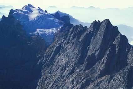 O Carstensz Leste à esquerda, e o Carstensz à direita. Foto aérea de Waldemar Niclevicz
