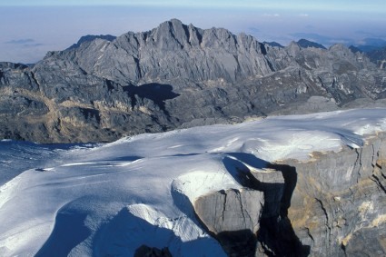Vista aérea do Carstensz, em primeiro plano o glaciar do Ngga Pulu. Foto de Waldemar Niclevicz.