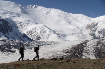 O Pico Lenin, visto do caminho para o acampamento 1. Foto de Waldemar Niclevicz