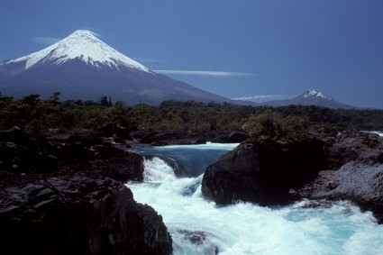 O Vulcão Osorno visto dos Saltos de Petrohue, Chile. Foto de Niclevicz.