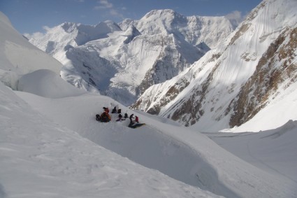 O acampamento 2 do Khan Tengri, com o Pobeda ao fundo. Foto de Waldemar Niclevicz.