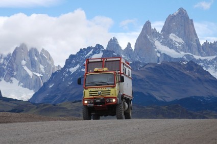 O caminhão Andino em frente ao Fitz Roy, Argentina. Foto de Waldemar Niclevicz.