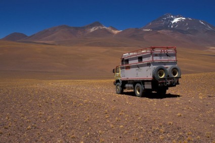 O caminhão Andino indo em direcao ao Llullaillaco, norte do Chile. Foto de Waldemar Niclevicz.
