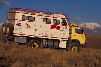 O caminhão Andino, principal ferramenta do Projeto Mundo Andino, com o Illimani ao fundo, Bolívia. Foto de Waldemar Niclevicz.