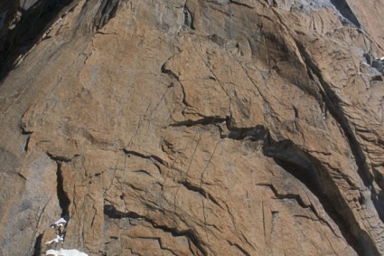 O head wall da Trango Tower, parte acima do Ombro. Foto de Waldemar Niclevicz.