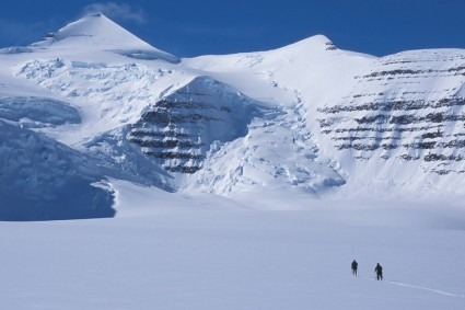 O homem ante a grandeza das montanhas da Groenlândia. Foto de Waldemar Niclevicz.