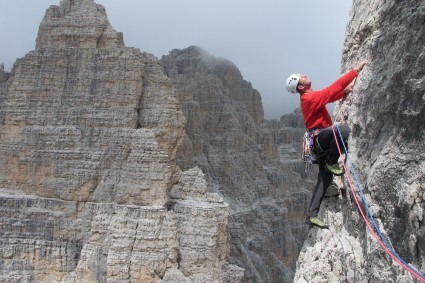 Parte superior da B .Ampferer, via que leva ao cume, após o final do Diedro Fehrman, Campanile Basso. Foto de Eiki Higaki