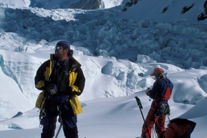 Pepe Garces e Abele Blanc com o Gasherbrum ao fundo. Foto de Niclevicz.