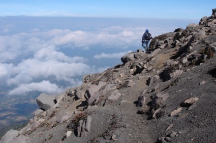 Próximo ao cume do Acatenango, Guatemala. Foto de Niclevicz.