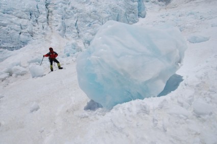 Rastro de avalanche no Makalu. Foto de Waldemar Niclevicz.