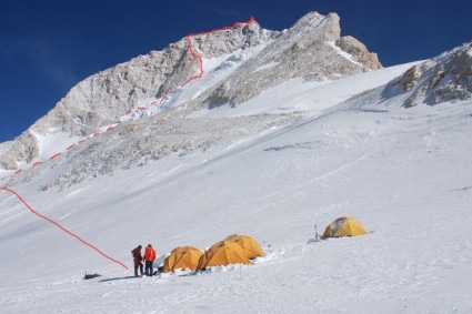 Rota ao cume do Makalu vista do Makalu La. Foto de Waldemar Niclevicz.