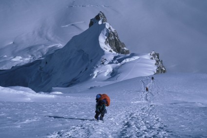 Subindo para o campo 2 do Gasherbrum. Foto de Waldemar Niclevicz.