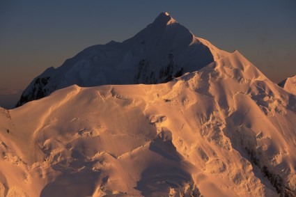 O Mont Tasman visto do Mont Cook, a crista Syme é a última do lado direito. Foto de WN.