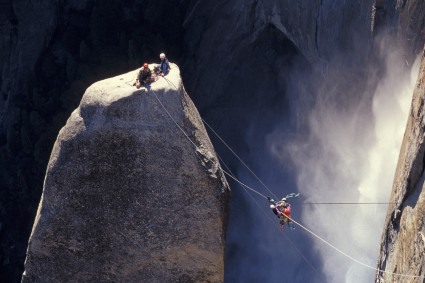 Tirolesa no Lost Arrow, Yosemite, Estados Unidos. Foto de Niclevicz.