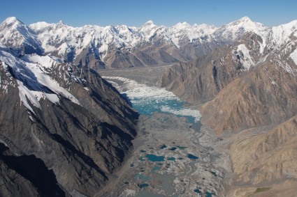 Vista aérea durante o vôo ao acampamento-base do Khan Tengri. Foto de Waldemar Niclevicz.