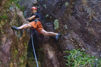 Escalando a Chaminé Oeste, agora totalmente regrampeada, mais segura e acessível!