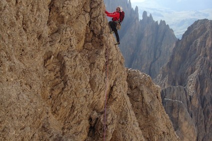 Waldemar Niclevicz na travessia Le Cinque Dita, Sassolungo. Foto de Eiki Higaki.