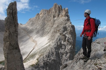 Waldemar Niclevicz contempla a Torre Piaz, Catinaccio, Dolomitas, Itália. Foto de Eiki Igaki.