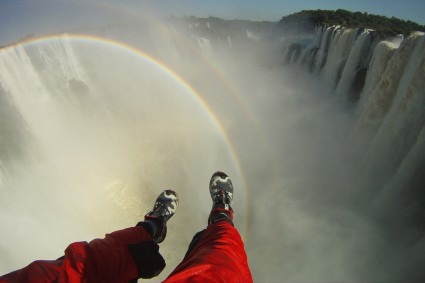 Waldemar Niclevicz em plena tirolesa nas Cataratas do Iguaçu, Paraná, Brasil. Novembro de 2011.