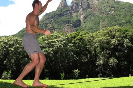 Waldemar Niclevicz em slack line no Marumbi. Foto de Silvia Bonora.