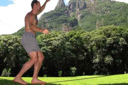 Waldemar Niclevicz em slack line no Marumbi. Foto de Silvia Bonora.