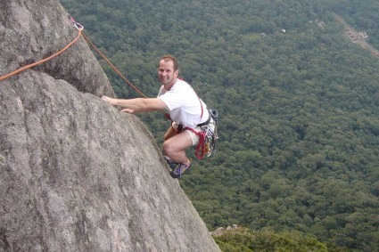 Waldemar Niclevicz escalando a Maria Buana no Marumbi, Serra do Mar, PR.