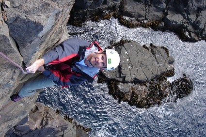 Waldemar Niclevicz escalando o Moai, Tasmânia, Austrália. Foto de Lee Cossey.