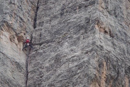 Waldemar Niclevicz escalando o Diedro Noroeste da Torre Barancio. Foto de Eiki Igaki.