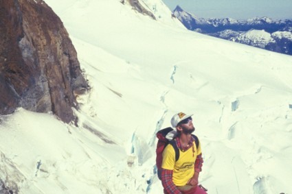 Waldemar Niclevicz no Tronador, na base da rampa final que leva ao cume do Pico Argentino. O Pico Chileno se destaca ao fundo. A esquerda, rochoso, aparece somente a base do Pico Internacional. Foto de Guilherme Borio