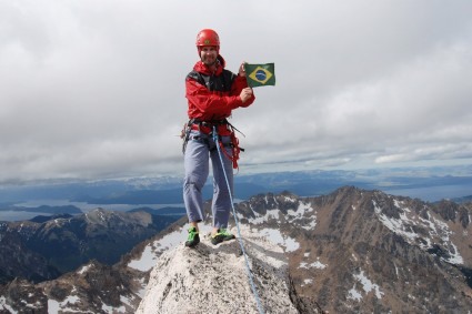 Waldemar Niclevicz no alto da Torre Principal (2.409m), Cerro Catedral, Bariloche. Foto de Flávio Cantelli.