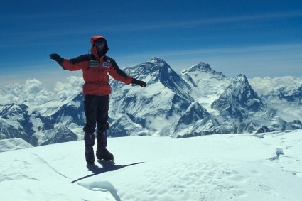 Waldemar Niclevicz no cume do Cho Oyo, ao fundo se destaca o Everest, o Lhtose e o Nuptse. Foto de Marco Camandona.