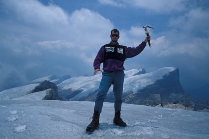 Waldemar Niclevicz no cume do Carstensz Leste. Autorretrato