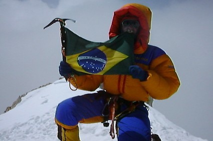 Waldemar Niclevicz no cume do Gasherbrum. Foto de Cristian Kuntner.