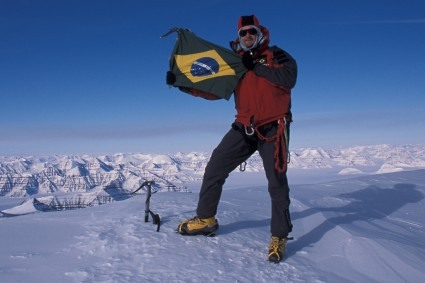 Waldemar Niclevicz no cume do Gunnbjorns Fjeld, a maior montanha do Ártico, Groenlândia. Foto de Mark Thomas.