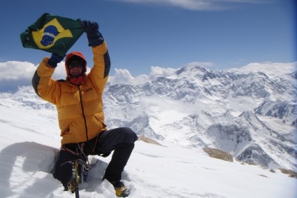 Waldemar Niclevicz no cume do Khan Tengri. Foto de Irivan Burda.