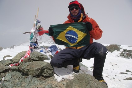 Waldemar Niclevicz no cume do Pico Lenin. Foto de Irivan Burda.