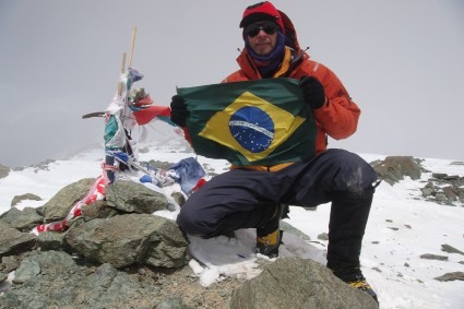 Waldemar Niclevicz no cume do Pico Lenin. Foto de Irivan Burda.