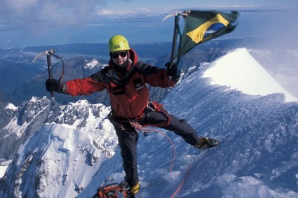 Waldemar Niclevicz no cume do Mont Cook, a maior montanha da Nova Zelândia