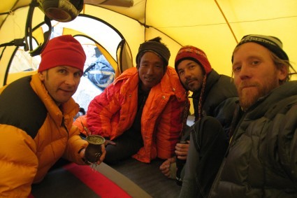 Waldemar, Pemba, Irivan e Hernan, no campo base do Makalu, em 2008.