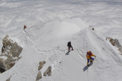 Waldemar Niclevicz chegando no cume do Makalu. Foto de Irivan Burda.